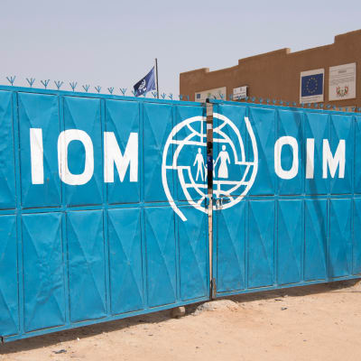 Kansainvälisen siirtolaisjärjestön IOM:n siirtolaisten vastaanottokeskuksen portti Agadezissa Nigerissä.
