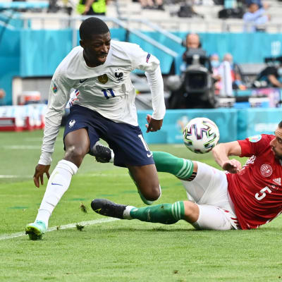 Ousmane Dembélé i kamp om bollen i matchen mot Ungern.