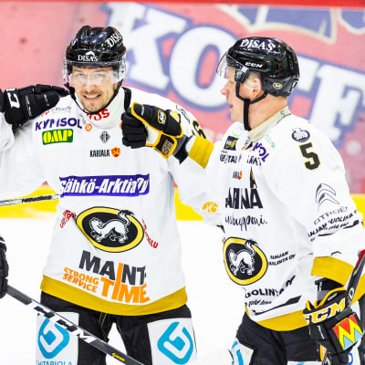 Kärpät firar mål.