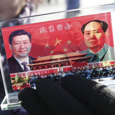 President Xi Jinping och Folkrepublikens grundare Mao Zedong på en kinesisk souvenir.