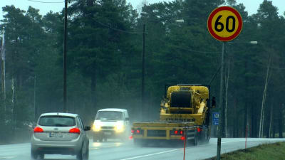Trafik på riksväg 25.