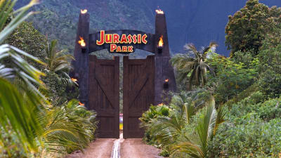 Bild av skylten ovanför ingången till Jurassic Park. 