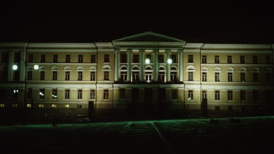 Helsingfors universitets huvudbyggnad upplyst på kvällen