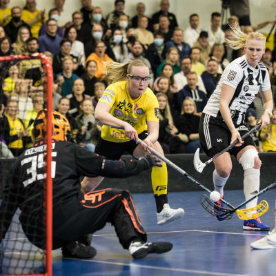 Ella Holmberg med ett målförsök.