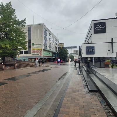 Jyväskylän Kauppakatu sateisena kesäaamuna. 