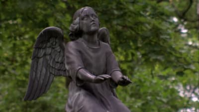 Ängel på kyrkogård