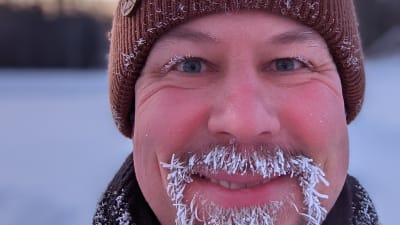 Profilbild på vintern utomhus på Kristoffer Söderlund.