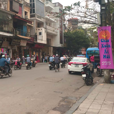 Trafik på en gata i Hanoi.