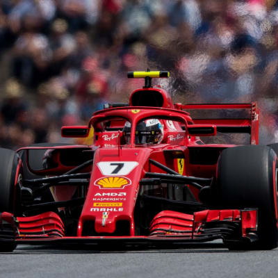 Kimi Räikkönen gasar på i sin röda Ferrari.