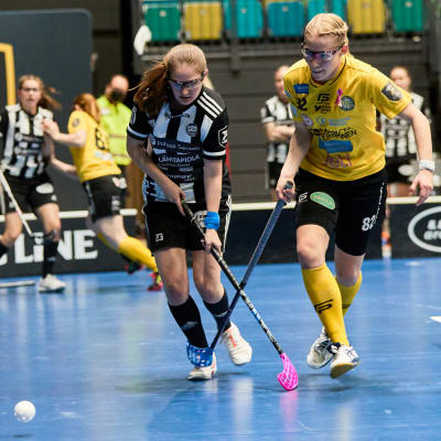 Meri-Helmi Höynälä och Jasmin Saario kämpar om bollen.