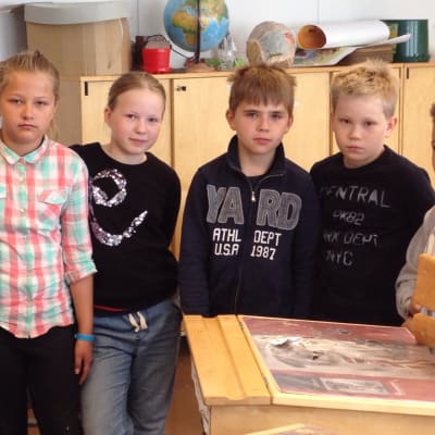 Eleverna Anna Doepel, Jill Högberg, Josephine Söderström, Oscar Gustafsson, Karl Palmqvist och André Forsström i klass fyra vet alla vad mobbning är.