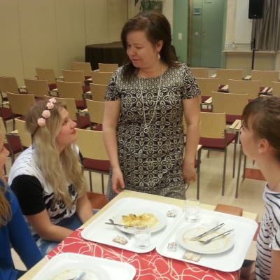 margareta bast-gullberg i samtal med elever