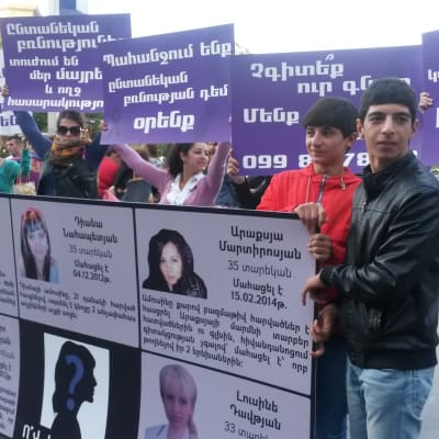 Demonstranter med plakat i centrum av Jerevan, Armenien