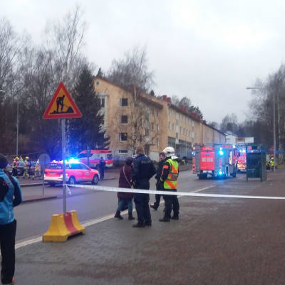 Polisen spärrar av delar av Igelkottsvägen i Helsingfors