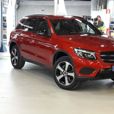 Nya Mercedes-Benz GLC stadsjeepen vid Nystads bilfabrik.