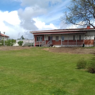 Ett rött och vitt hus som är både hälsocentral och ungdomsgård i Ingå.