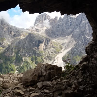 grotta med utsikt över bergslandskap