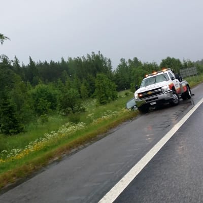 en bil som kört av vägen på borgå motorväg