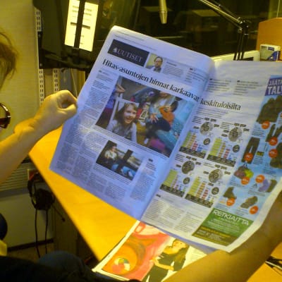 Camilla Berggren studerar förnyade Helsingin Sanomat