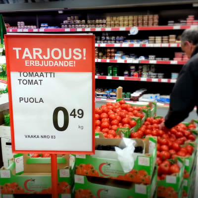 Billiga polkska tomater i mataffär i Vasa