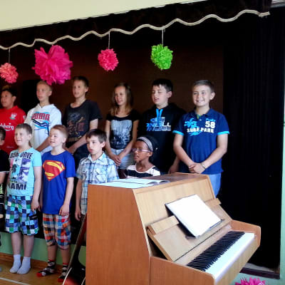 Komossa skolas elever övar sång inför skolavslutningen
