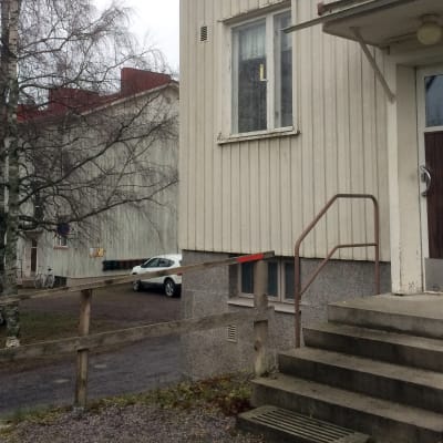Tampereen Hipposkylässä vanhan puukerrostalon ulkoportaat, taustalla toinen samanlainen talo.