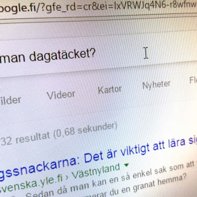 Frågan "Hur viker man dagatäcket?" i Googles sökruta.