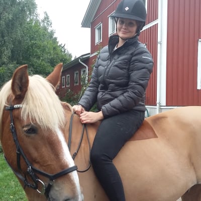 Jessica Grönlund tränar med finnhästen Masa varje dag