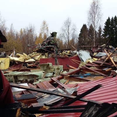 Tulipalossa tuhoutuneen Suvi-veneet Oy:n teollisuushallin raunioita Savonlinnan Silvolassa