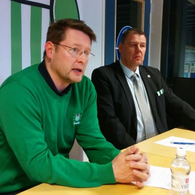 KTP-Basketin uusi päävalmentaja Tomi Kaminen lehdistötilaisuudessa huhtikuussa 2018.