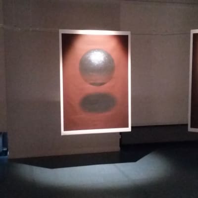 Vaasan taidehallissa avautuu Chimera-näyttely, jossa taiteilijakollektiivi Honkasalo-Niemi-Virtanen herättää taiteen keinoin henkiin Isonkyrön Leväluhdan muinaishenkilön.