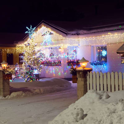 Oululainen Kalle Penttilä sytyttää joka joulu yli 10 000 led-valoa omalle pihalleen. Kuvassa on osa etupihan valoista.