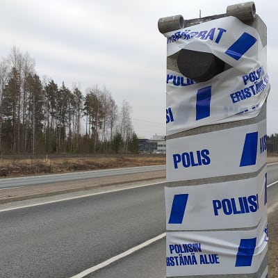 Räjäytetty poliisin automaattisen liikennevalvonnan (liikenteenvalvonnan) kameratolppa Ulvilan Friitalassa. Peltipoliisi.