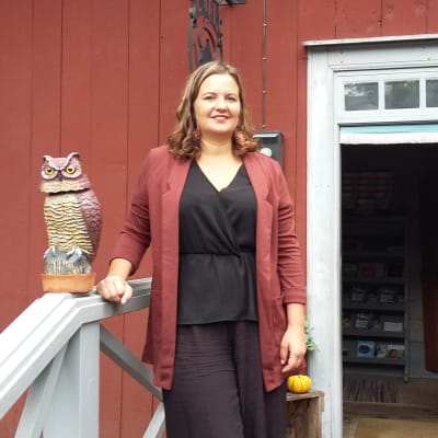 Elina Rantanen lähikuvassa Turun Apteekkimuseon portailla.