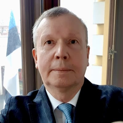 Selfie av Margus Laidre stående vid fönstret på den estniska ambassaden i Moskva.