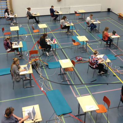 Eleverna i Vasa övningsskolas gymnasium testade det elektroniska studentprovet i modersmål.