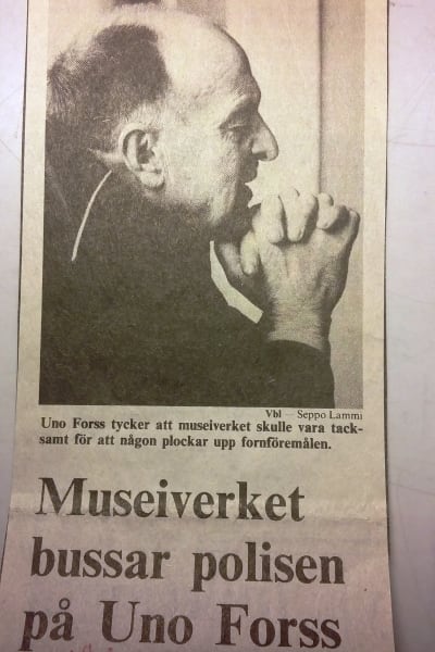 Bild av Uno Forss och rubrik: Museiverket bussar polisen på Uno Forss