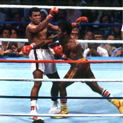 Muhammad Ali i vita shorts boxas mot Leon Spinks i rödgula shorts