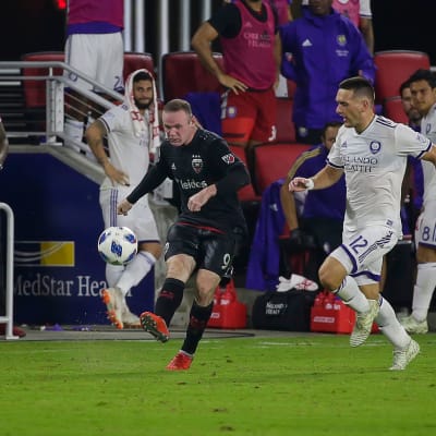 Wayne Rooney med bollen.