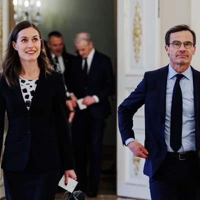 Sanna Marin och Ulf Kristersson i Presidentens slott.