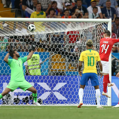 Steven Zuber nickar in bollen i mål mot Brasilien