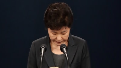 Park Geun-Hye ber om ursäkt och bugar.