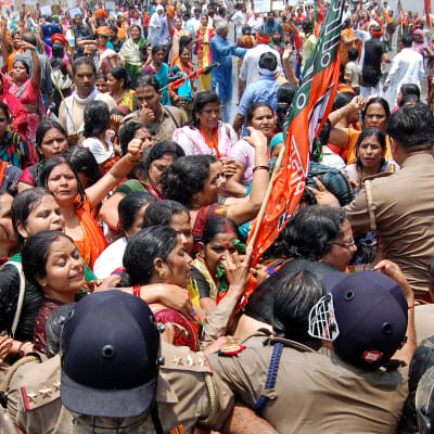 Kvinnor i Indien demonstrerar mot kvinnovåld