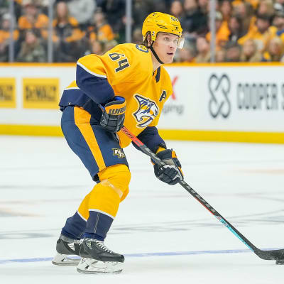 Mikael Granlund kiekon kanssa.