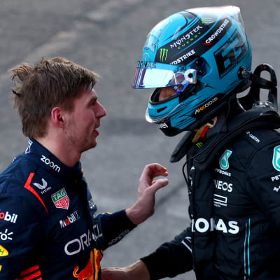 Max Verstappen ja George Russell keskustelevat Bakun F1-sprintin jälkeen.