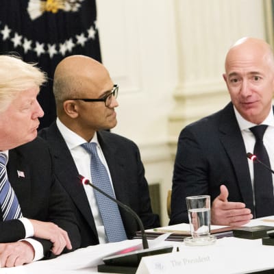 Donald trump, Satya Nadella ja Jeff Bezos 