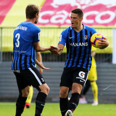 Juuso Hämäläinen och Filip Valencic firar Inters 2–0-mål.