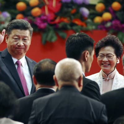 Kinas president Xi Jinping och Hongkongs nya ledare Carrie Lam efter installationsceremonin i Hongkong 1.7.2017