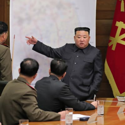 Kim Jong-un i möte med militärkomissionen i landet. 