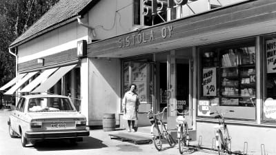 Sirkka Sistola utanför sin butik i Valkom 1977